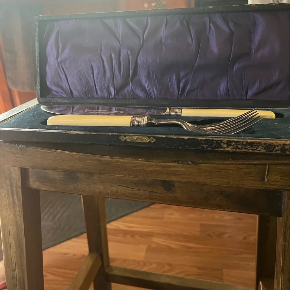 EPNS Vintage Fish Carving Set with Bakelite Cream Handles - Picture 2 of 9